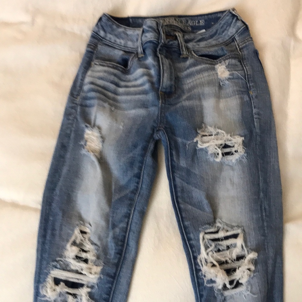 American Eagle size 00-high rise distressed crop